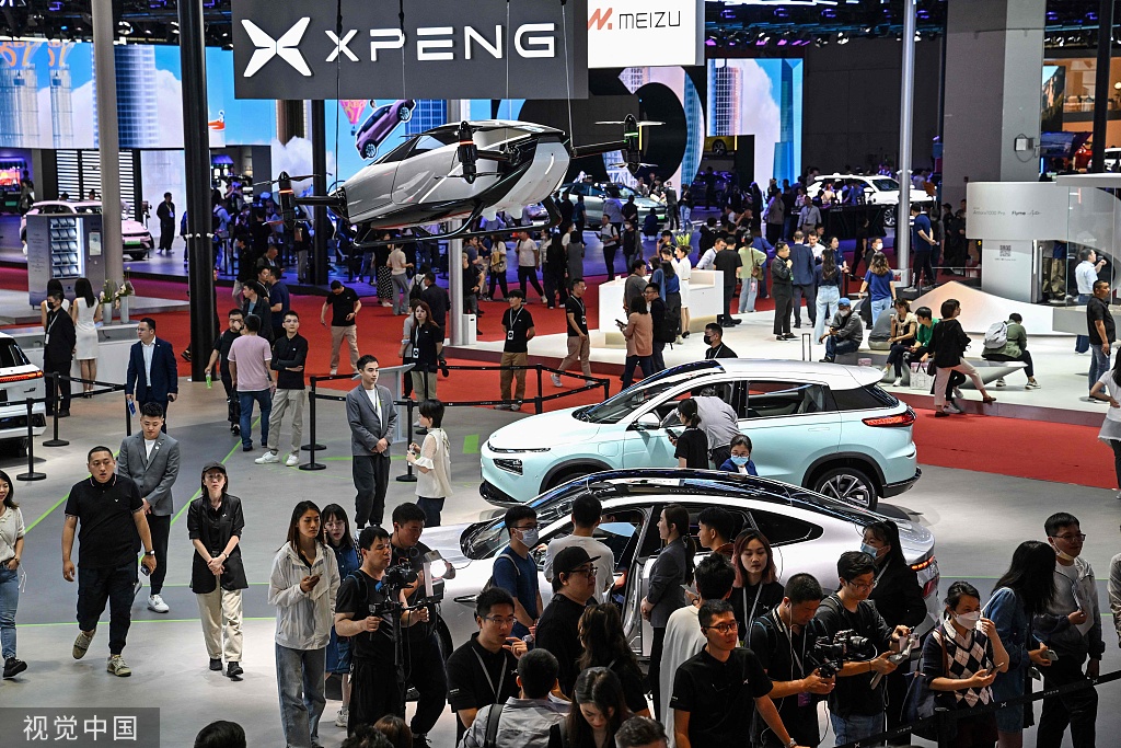 第二十屆上海國(guó)際汽車工業(yè)展覽會(huì)18日起舉行，各家車企紛紛展出車載智能設(shè)備以及智能動(dòng)力系統(tǒng)等，“智能+低碳”新趨勢(shì)成為本屆車展的一大亮點(diǎn)。圖為19日車展現(xiàn)場(chǎng)。（視覺(jué)中國(guó)）